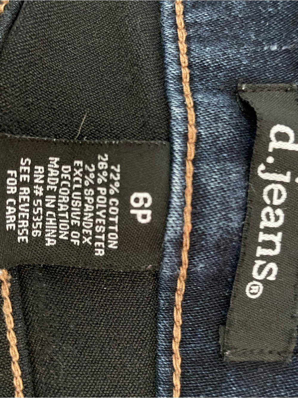 d. jeans Women's Dark Blue Denim Capris, Size 6P - Picture 4 of 5